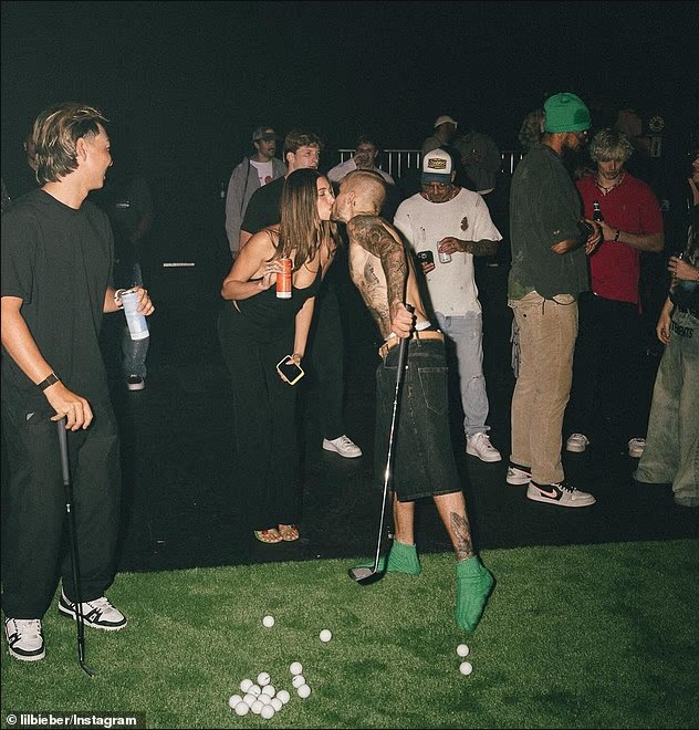 Justin Bieber publikon një fotografi të rrallë nga fëmijëria me Ozzy Osbourne në një përmbledhje imazhesh nga festa e albumit të ri