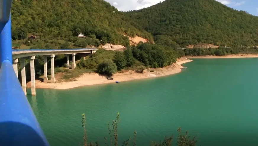 “Serbët hedhin tela të rrymës në Ujman, mund të vdesësh sapo futesh në ujë”-Alarmon roja pas vdekjes së 33 vjeçarit