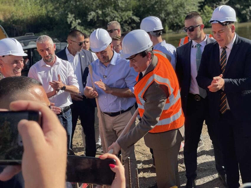 Vendosen gurthemelet e dy urave të reja mbi lumin Ibër në Mitrovicë