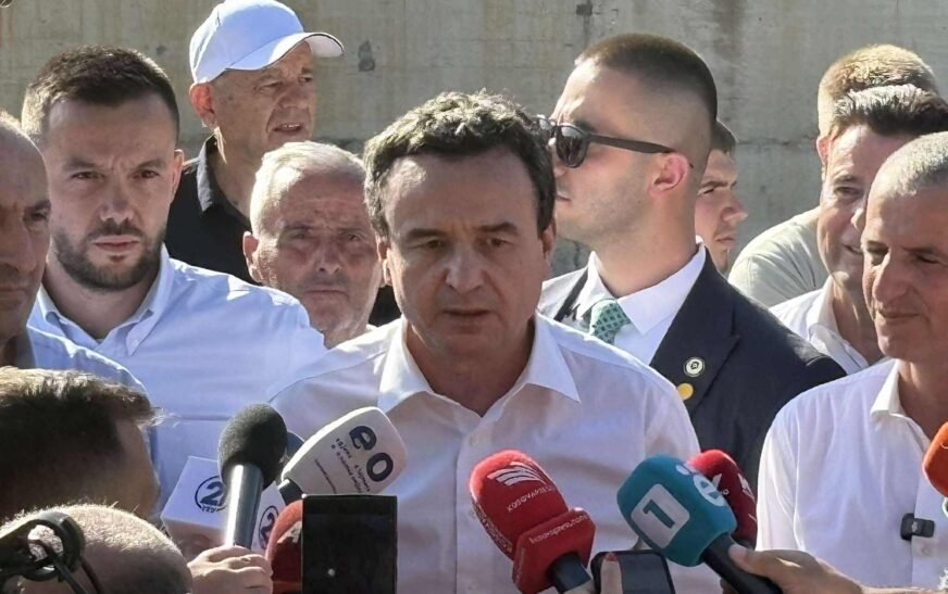 Kurti deklarohet pas gurthemelit për ndërtimin e dy urave që lidhin jugun me veriun e Mitrovicës