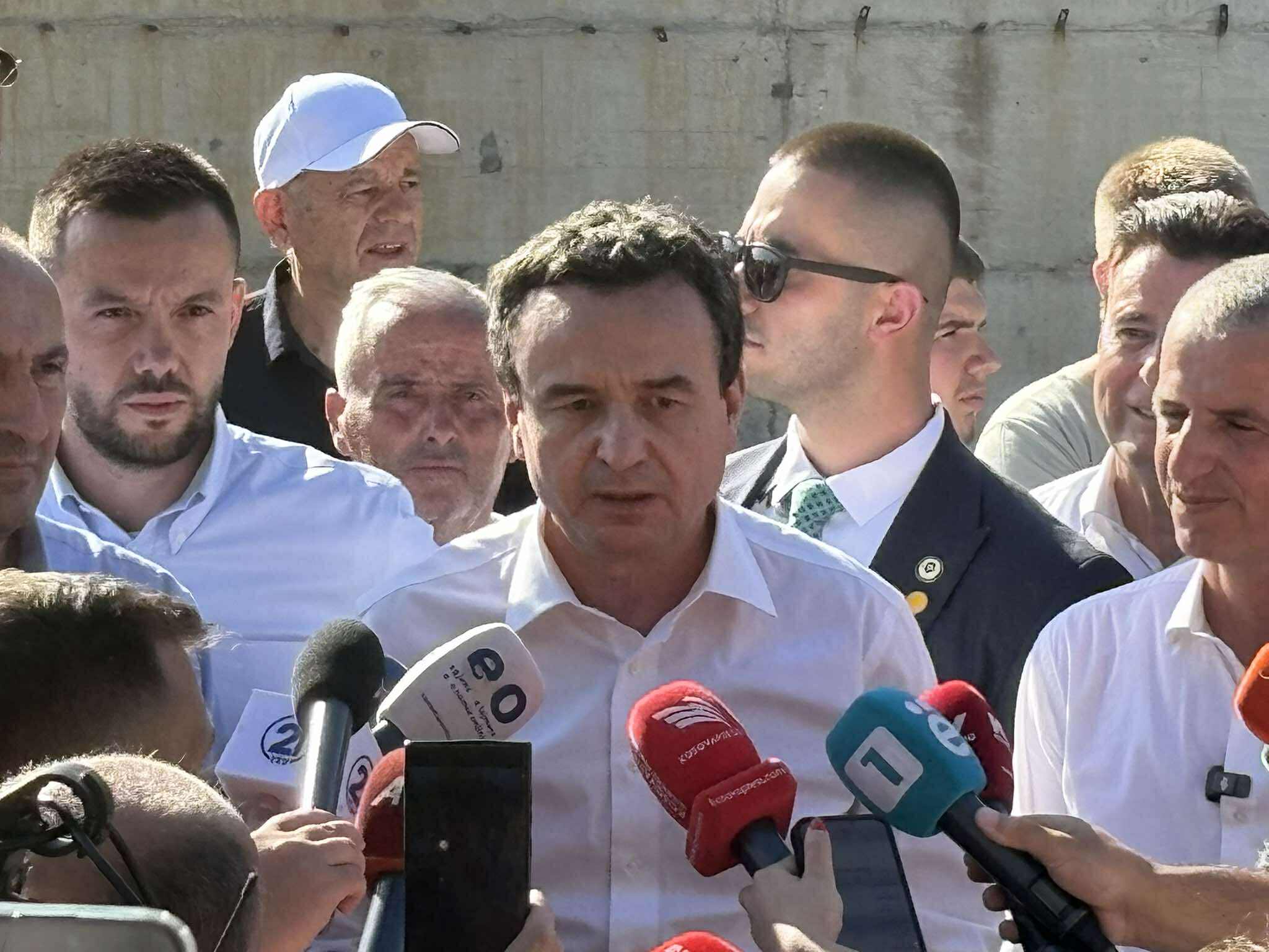 Kurti deklarohet pas gurthemelit për ndërtimin e dy urave që lidhin jugun me veriun e Mitrovicës