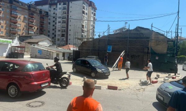 Mbyllen disa parkingje ‘‘ilegale’’ në Prishtinë, Rama: Po ua kthejmë qytetarëve hapësirat publike