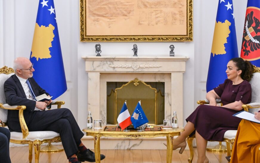 Presidentja Osmani takon Ambasadorin francez: Theksohet rëndësia e rendit kushtetues dhe bashkëpunimit bilateral