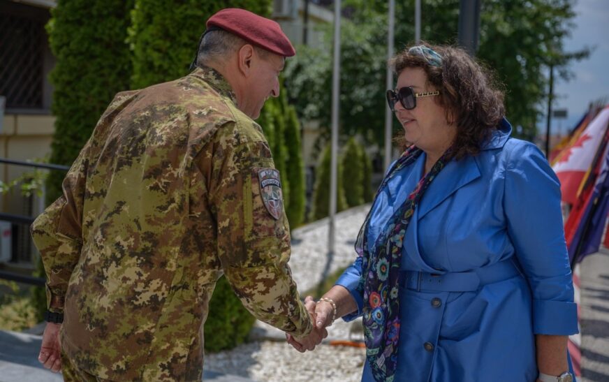 Barduani pret emisaren britanike, diskutojnë për sigurinë dhe dialogun Kosovë-Serbi