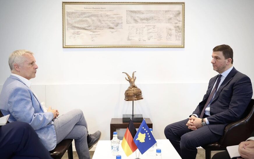 Krasniqi pret ambasadorin gjerman – diskutojnë për bllokadën politike dhe rrugëdaljen nga kriza