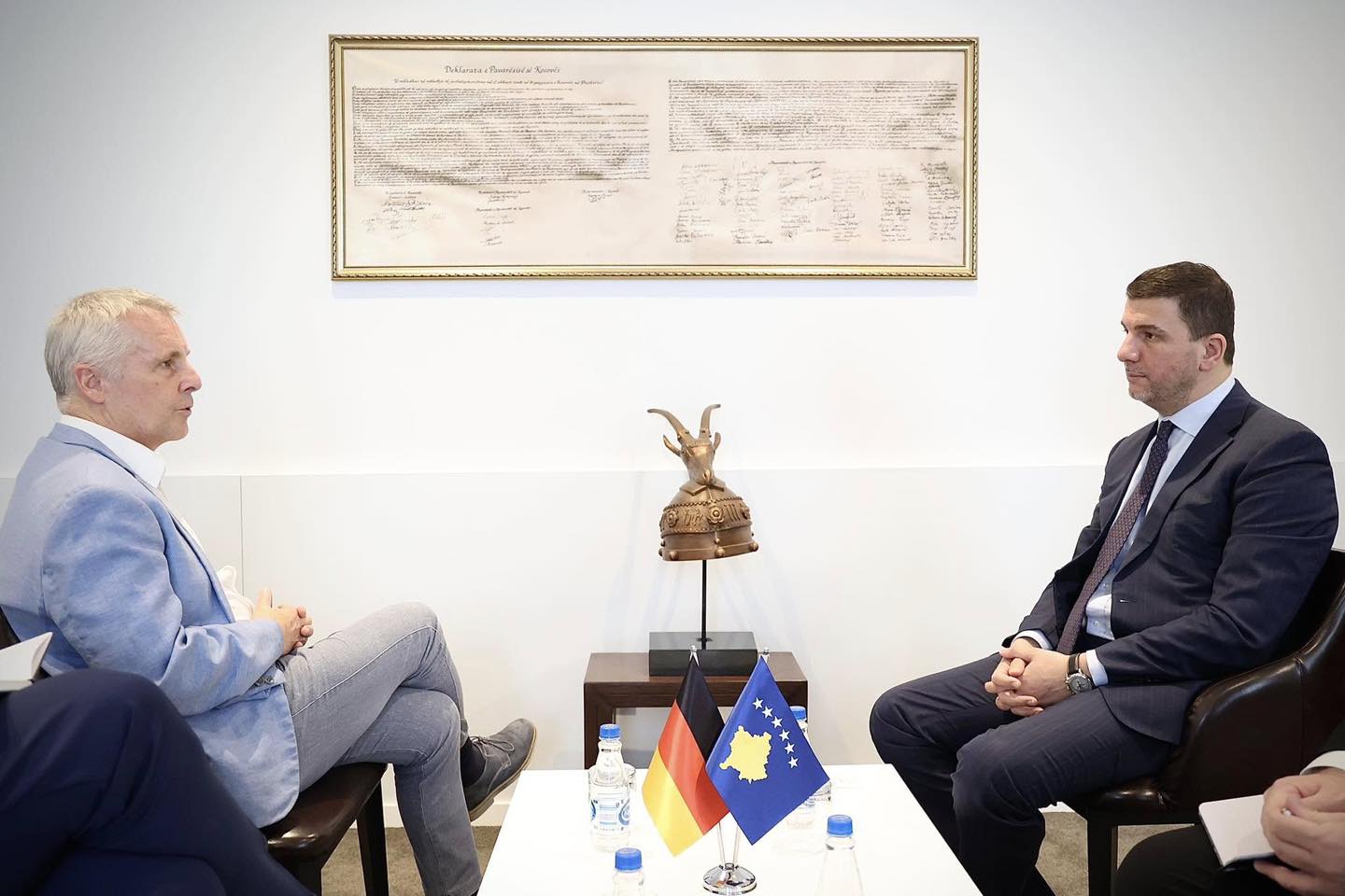 Krasniqi pret ambasadorin gjerman – diskutojnë për bllokadën politike dhe rrugëdaljen nga kriza