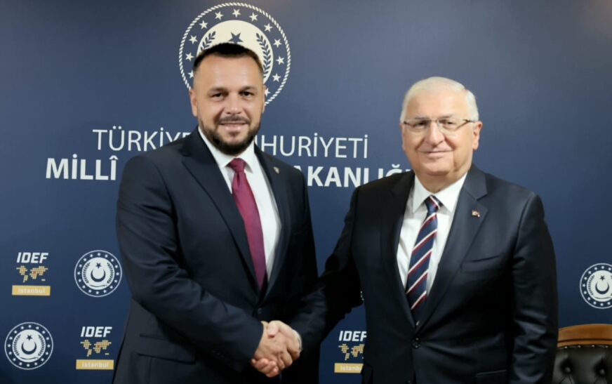 Maqedonci takohet me ministrin turk: FSK drejt vetëqëndrueshmërisë me fabrikën e municionit