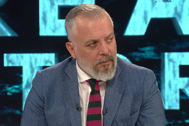 Gazetari Balla poston foto duke e puthur vajzën në buzë, nxit reagime