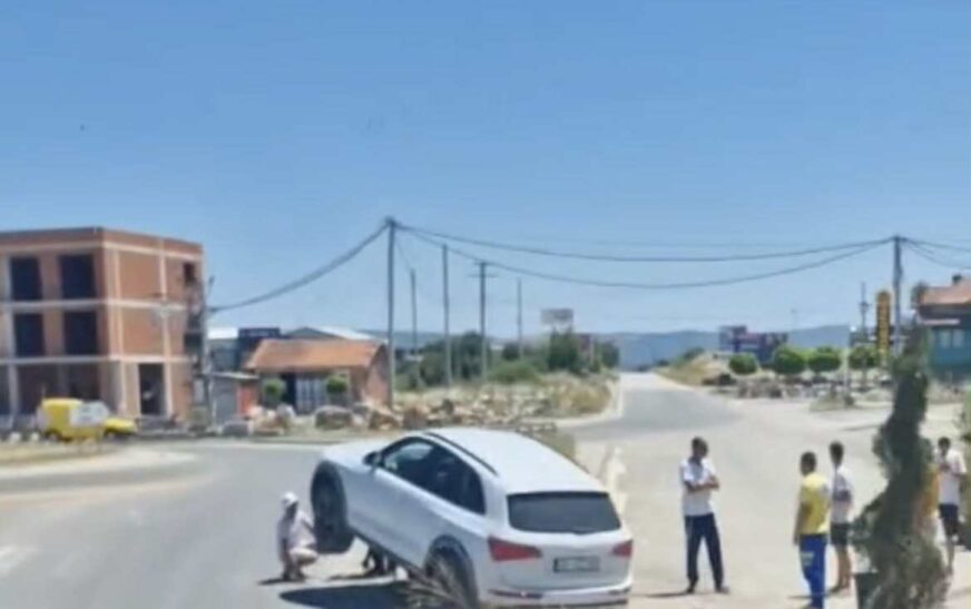 Aksident në Kijevë të Malishevës, vetura përfundon në anësore – s’dihet për të lënduar