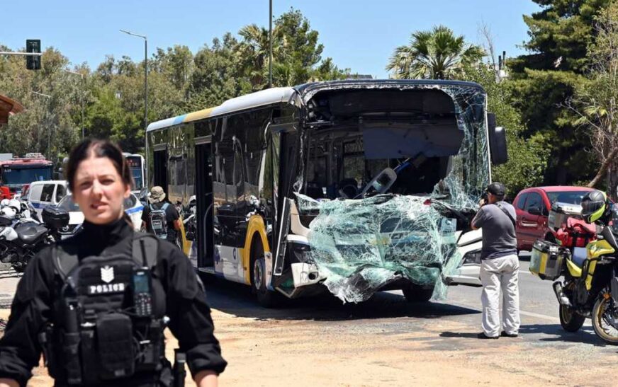 54 të lënduar nga aksidenti mes dy autobusëve në Athinë, mes tyre 17 fëmijë