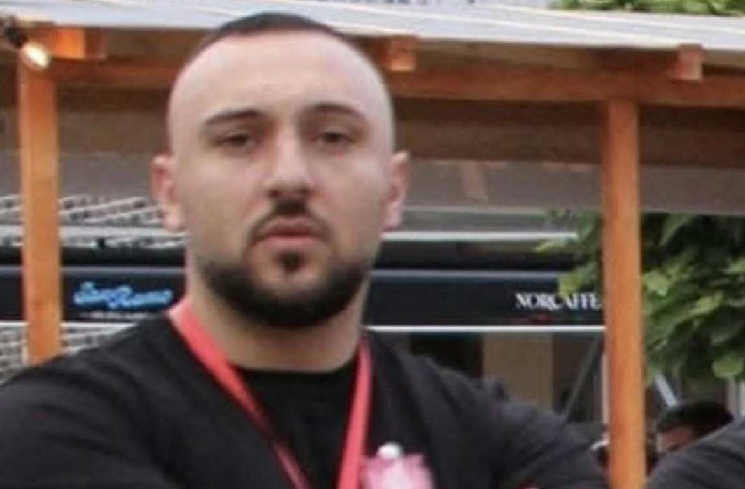 Pamje kur Policia e vë nën kontroll 27-vjeçarin në Lipjan, pak çaste para vdekjes së tij