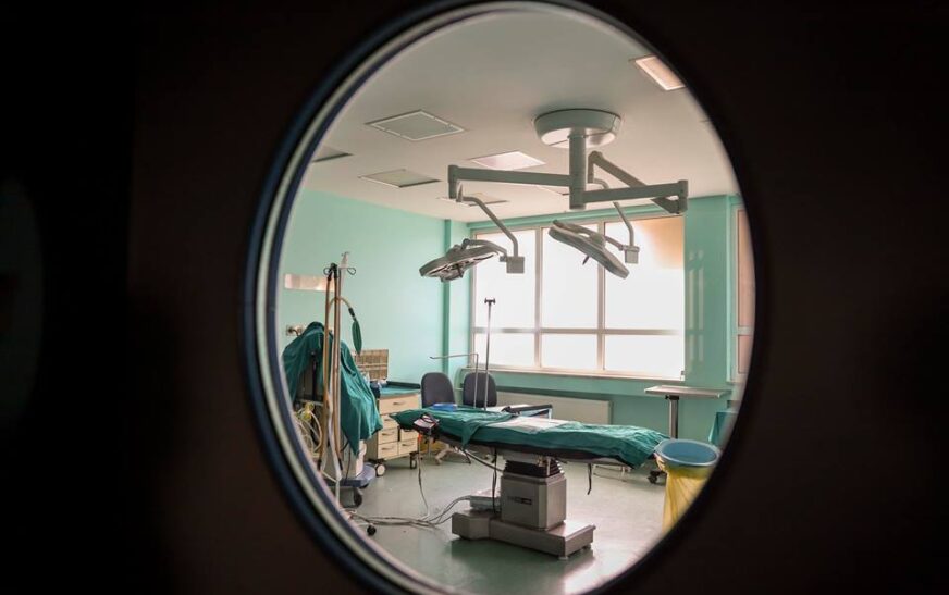 Aktakuzë ndaj gjinekologut të Prizrenit – e detyroi pacienten të lindte në klinikë private ku punonte vet
