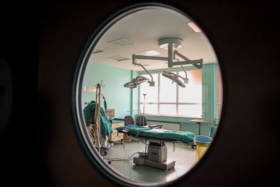 Aktakuzë ndaj gjinekologut të Prizrenit – e detyroi pacienten të lindte në klinikë private ku punonte vet