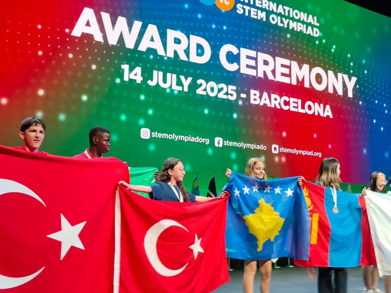 Nxënësit nga Vushtrria shkëlqejnë në Barcelonë – 6 medalje në Olimpiadën Ndërkombëtare STEM