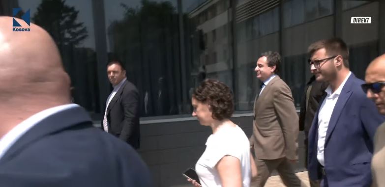 Kurti s’flet për “evakuimin” e deputetëve nga Kuvendi