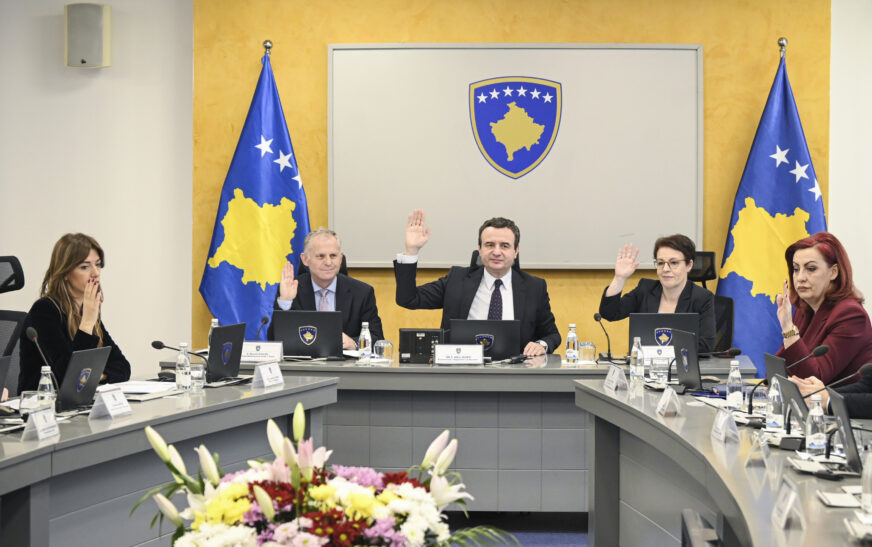 Dhjetë mbledhje, mbi 60 vendime të paligjshme: Si Kurti dhe ministrat e tij e shkelën Kushtetutën?