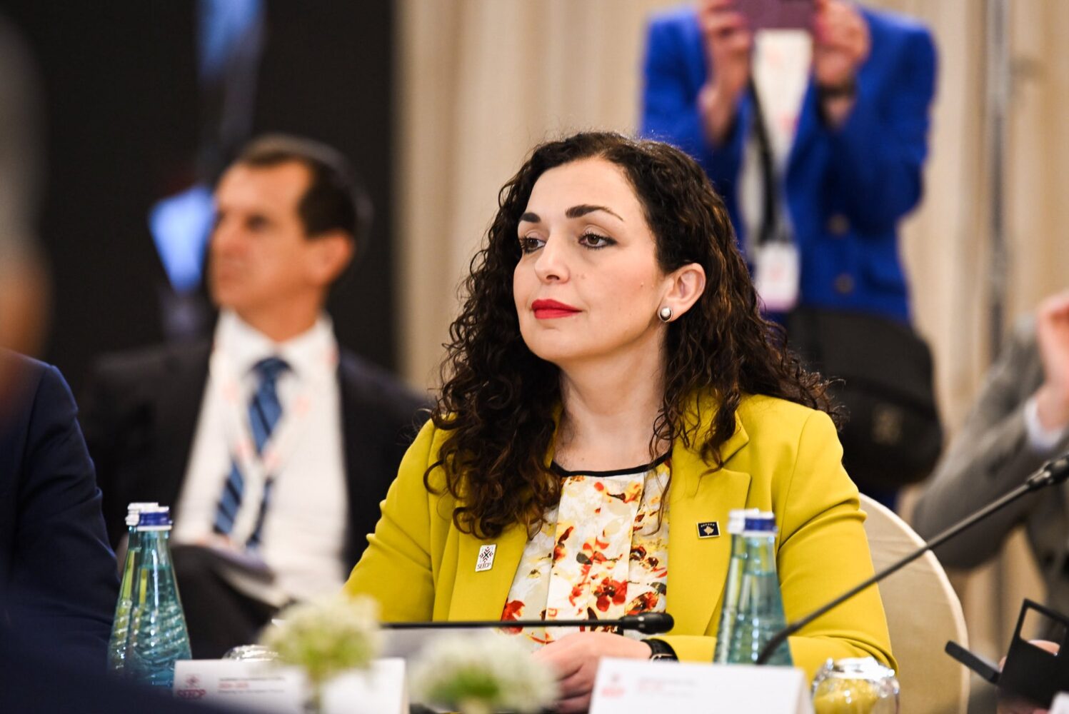 Osmani në SHBA e potencon rolin e saj kur pyetet për bllokadën: Presidentja është këtu, mos u shqetësoni