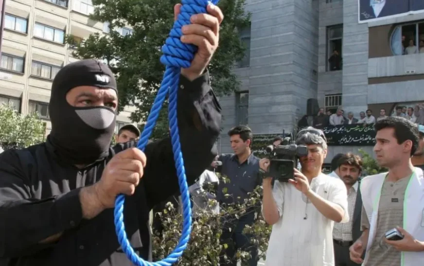 Ekzekutohet publikisht burri i dënuar për përdhunimin dhe vrasjen e një vajze në Iran