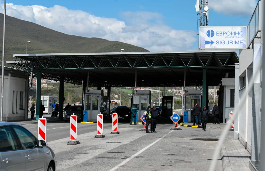 Bie sistemi policisë maqedonase, kolona të gjata në kufirin me Kosovën
