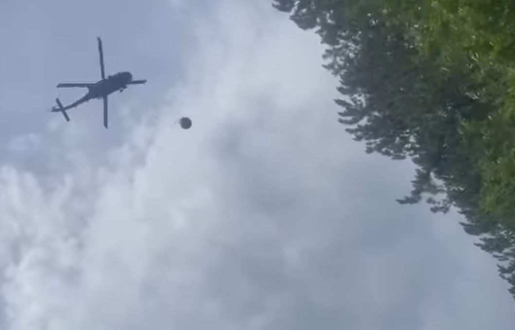 15 vatra aktive zjarri në Kosovë, KFOR-i ndërhyn me helikopter në Skenderaj