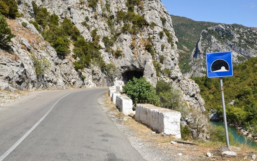 Gjendet i pajetë 23-vjeçari pranë liqenit të Shkopetit, dyshohet se makina e tij ka rënë në ujë