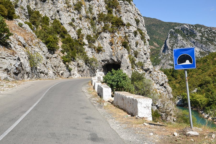 Gjendet i pajetë 23-vjeçari pranë liqenit të Shkopetit, dyshohet se makina e tij ka rënë në ujë