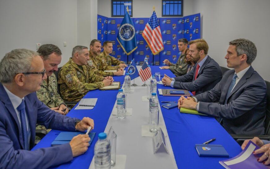 Komandanti i KFOR-it e informon zyrtarin e lartë amerikan për sigurinë në Kosovë dhe rajon