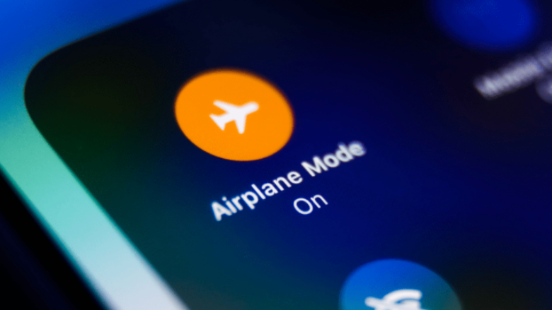 Piloti zbulon çfarë ndodh kur nuk aktivizoni “Airplane mode” në aeroplan?