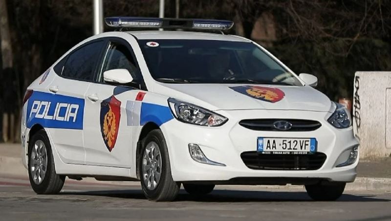 26-vjeçarja në Fier mbyt babanë me tel dhe e kallëzon në polici si aksidentale, u ndihmua nga e ëma