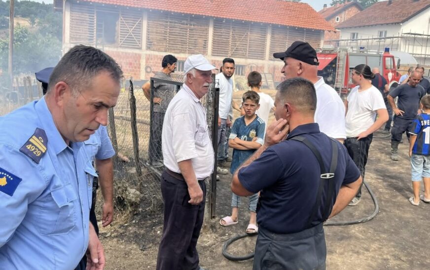Fermerit i digjet stalla me 42 dele brenda