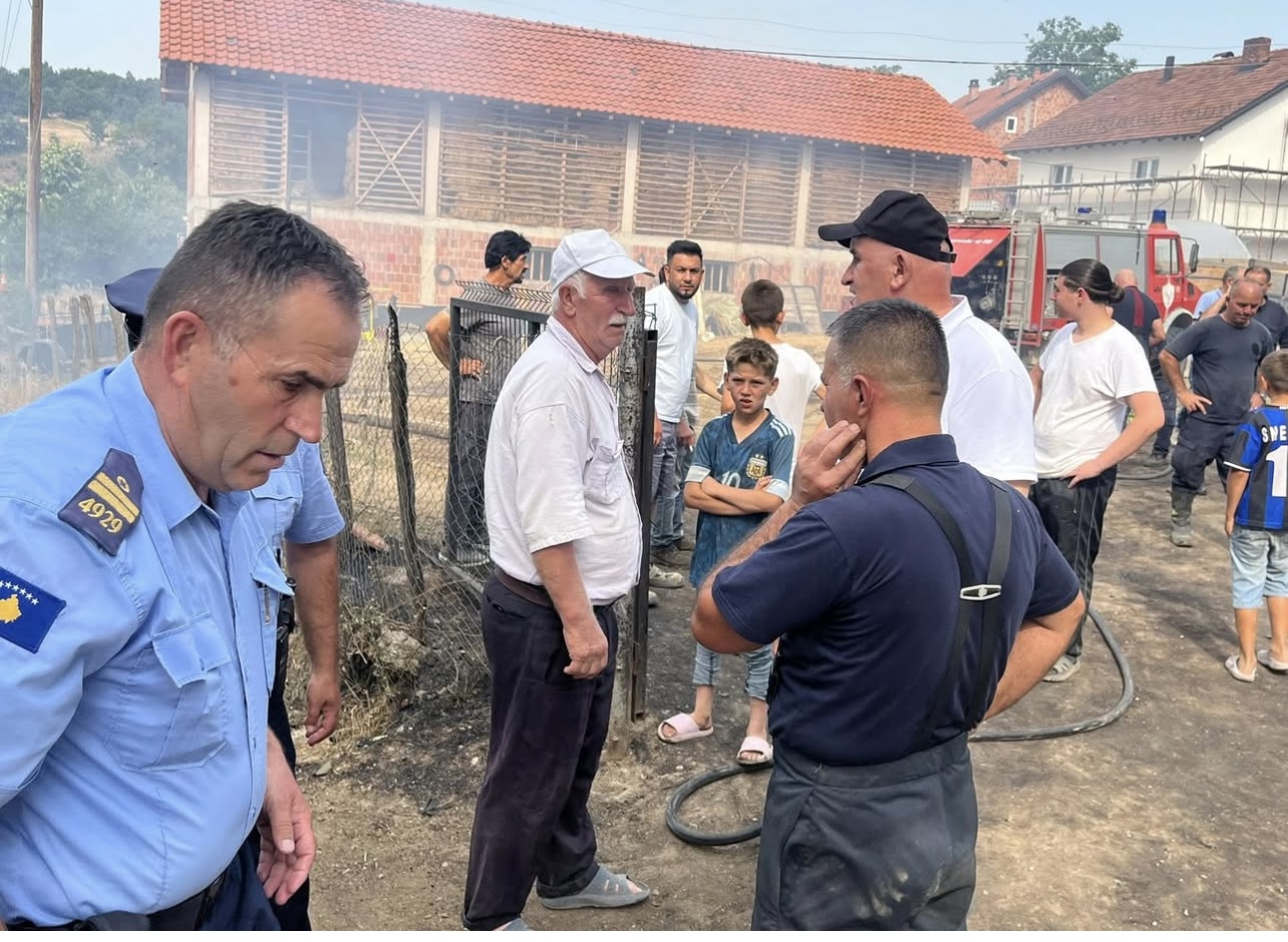 Fermerit i digjet stalla me 42 dele brenda