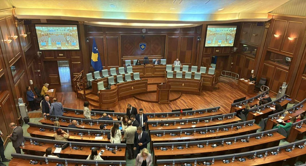 Seanca e natës, deputetët e Vetëvendosjes s’shihen kërkund në sallë