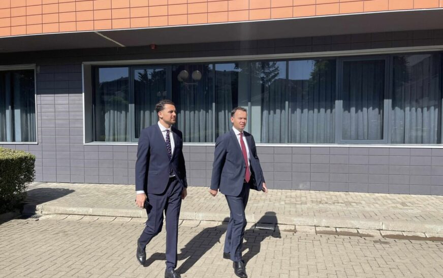 Faton Peci arrin në presidencë, pas pak takohet me presidenten