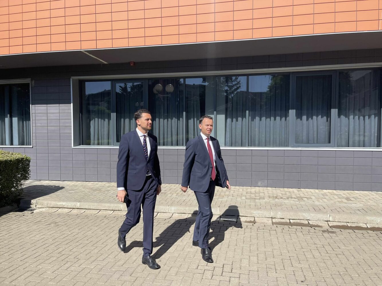 Faton Peci arrin në presidencë, pas pak takohet me presidenten