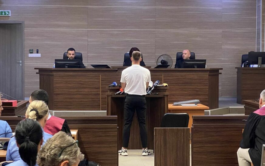 Ademaj: Fëmijët treguan se “babi e ka mbajtë për dore mamin kur u vra”