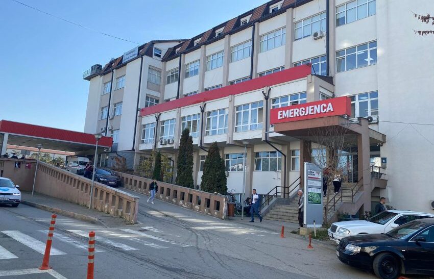 Dy të mbijetuarit nga aksidenti tragjik në Pejë, flasin nga QKUK-ja: Janë në gjendje të rëndë