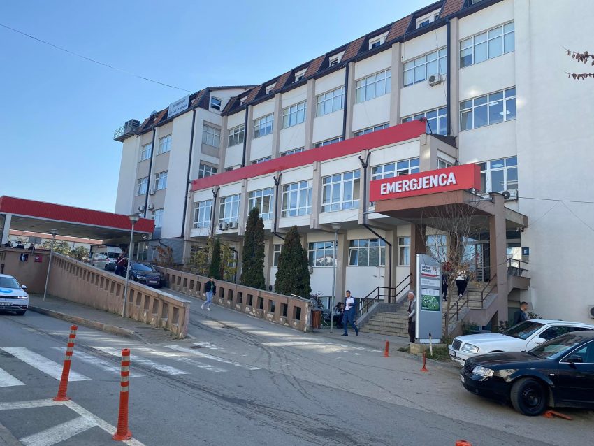 Dy të mbijetuarit nga aksidenti tragjik në Pejë, flasin nga QKUK-ja: Janë në gjendje të rëndë