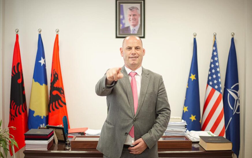 Mbështetje e fuqishme për Lladrovcin në sondazhet e rrjeteve sociale