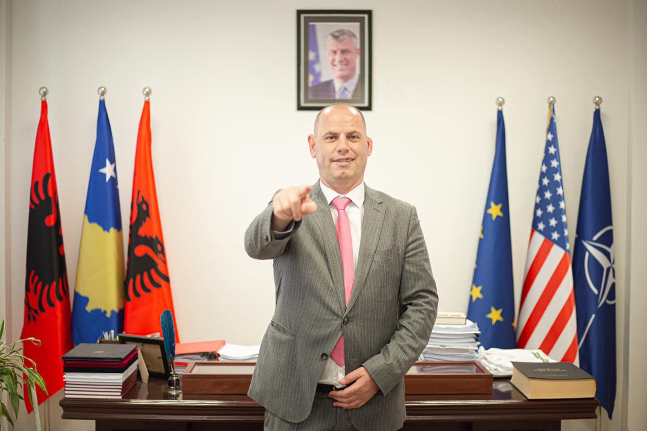 Mbështetje e fuqishme për Lladrovcin në sondazhet e rrjeteve sociale