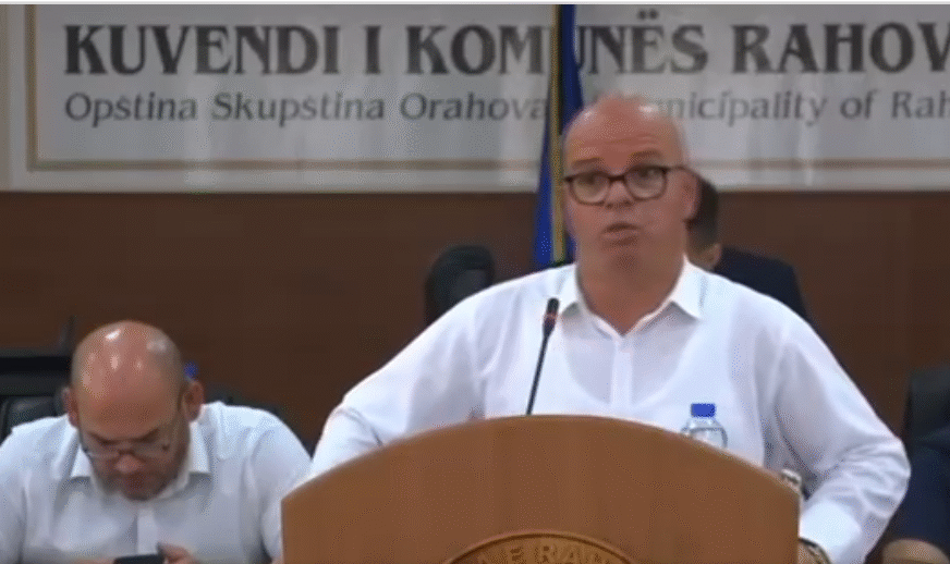 Kryetari i Rahovecit akuzohet për gjuhë fyese ndaj një gruaje në mbledhje të Kuvendit Komunal