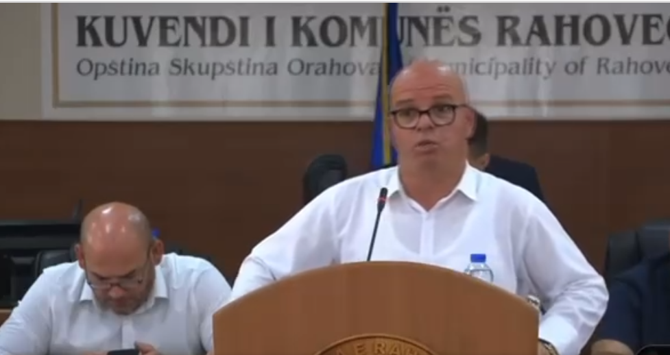 Kryetari i Rahovecit akuzohet për gjuhë fyese ndaj një gruaje në mbledhje të Kuvendit Komunal