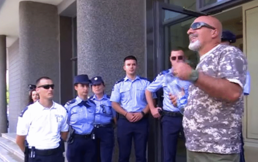 Qytetari shkon me ujë të hoxhallarëve te Kuvendi: Ndoshta i bën hajër Kurtit