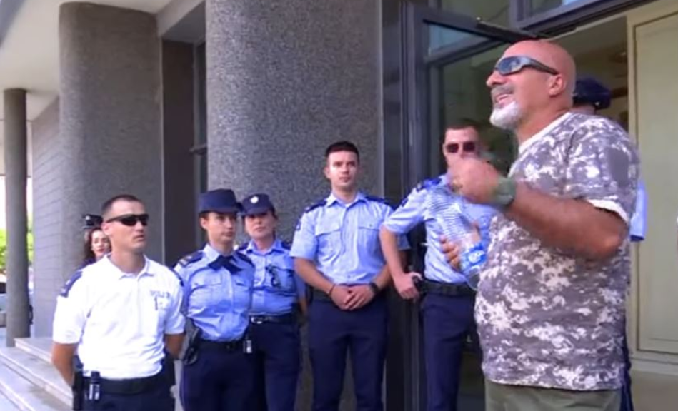 Qytetari shkon me ujë të hoxhallarëve te Kuvendi: Ndoshta i bën hajër Kurtit