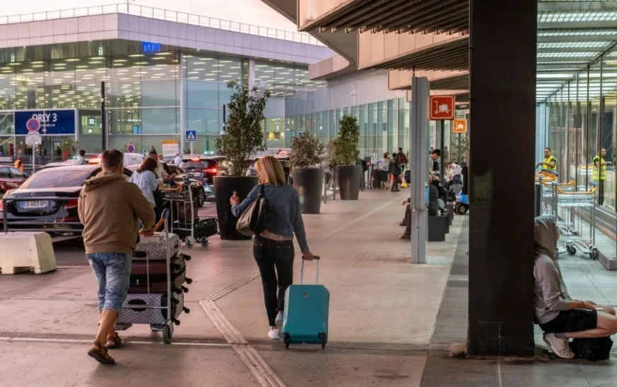 Kaos në aeroportet e Francës – Greva e kontrollorëve anulon mbi 1,000 fluturime në nisje të pushimeve verore