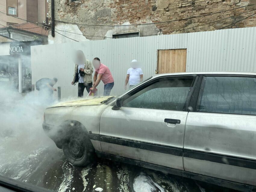 S’ka persona të lënduar nga zjarri që përfshiu veturën në Prishtinë