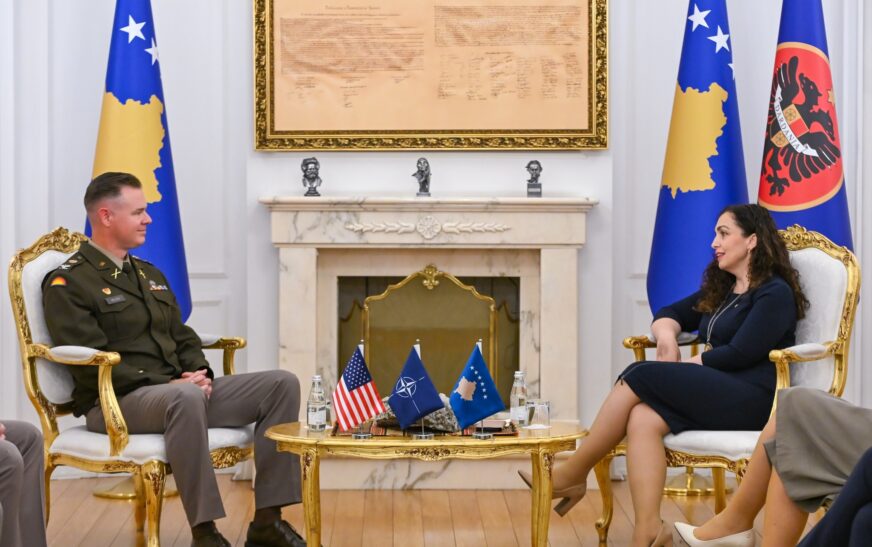 Osmani i ndan mirënjohje komandantit në largim të KFOR-it amerikan, mirëpret të riun
