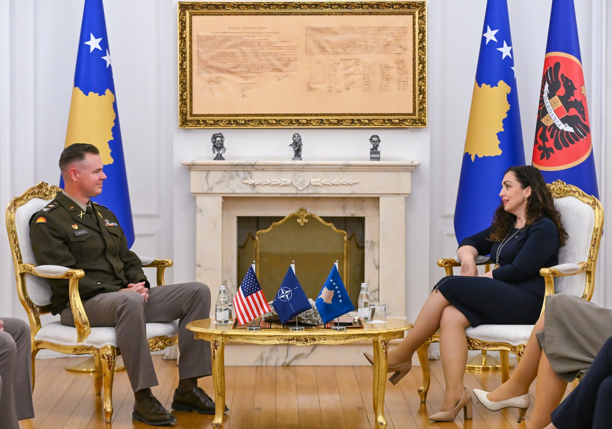 Osmani i ndan mirënjohje komandantit në largim të KFOR-it amerikan, mirëpret të riun