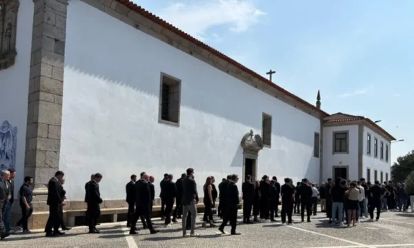 Diogo Jota dhe vëllai i tij përcillen në “banesën e fundit”, pranë kishës në qytetin e Gondomarit