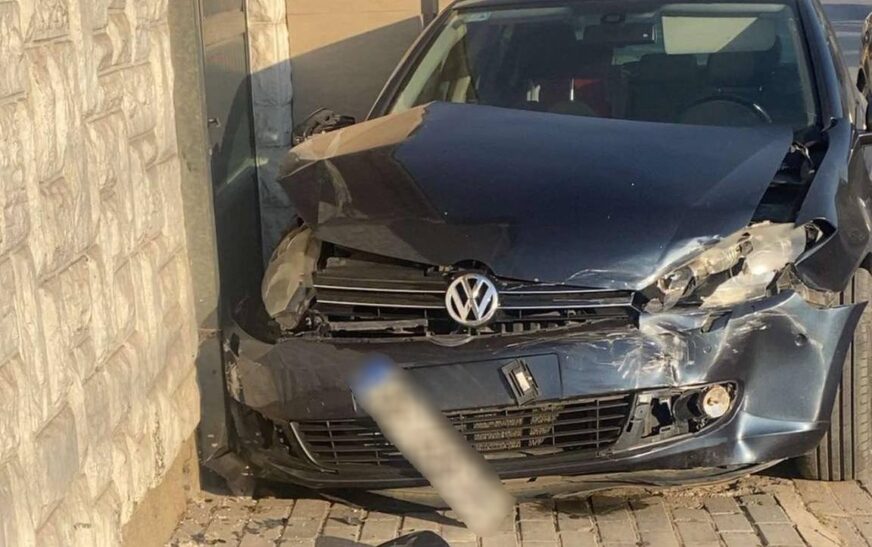 Gjilanasi thotë se ia goditën makinën e parkuar gjatë natës, u bën thirrje të dyshuarve të përgjigjen
