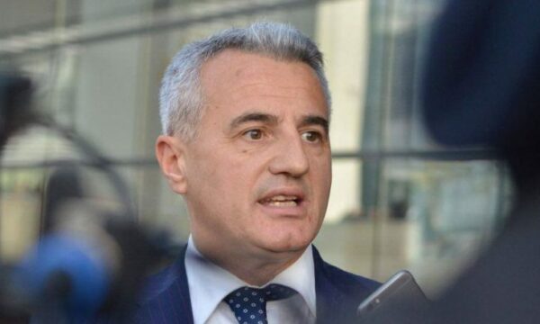 Avokati Koci sot sërish proteston para Kuvendit: Milionat po humben, askush nuk jep përgjegjësi